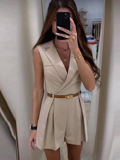 Mono elegante sin mangas con cinturón
