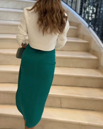 Traje de dos piezas con falda torcida y solapa torcida
